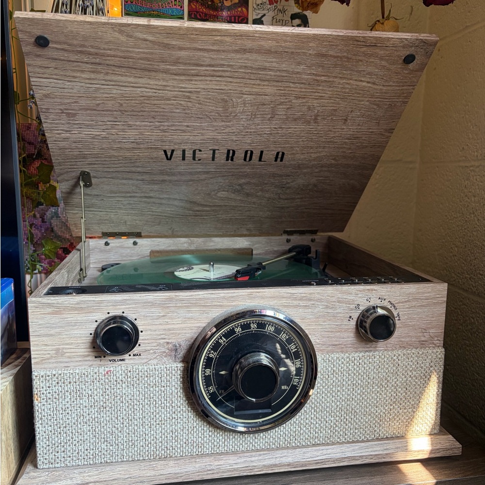 Vintage-Style Portable Turntable in Light Wood 6-1